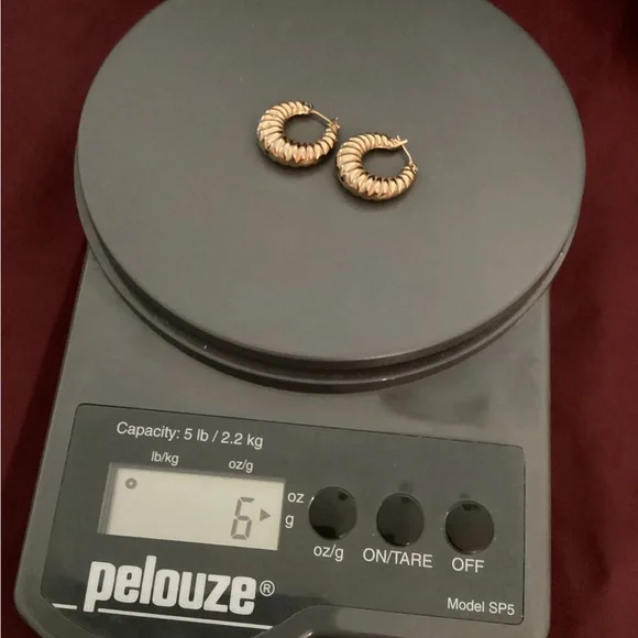 Gold Hoop Ribbed Design Earrings - Picture 6 of 7